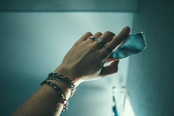 Comment assortir des bracelets en argent avec des tenues de soirée?