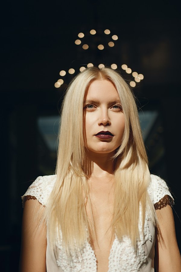 Comment marier des vêtements en velours avec des pièces en cuir pour un look audacieux?